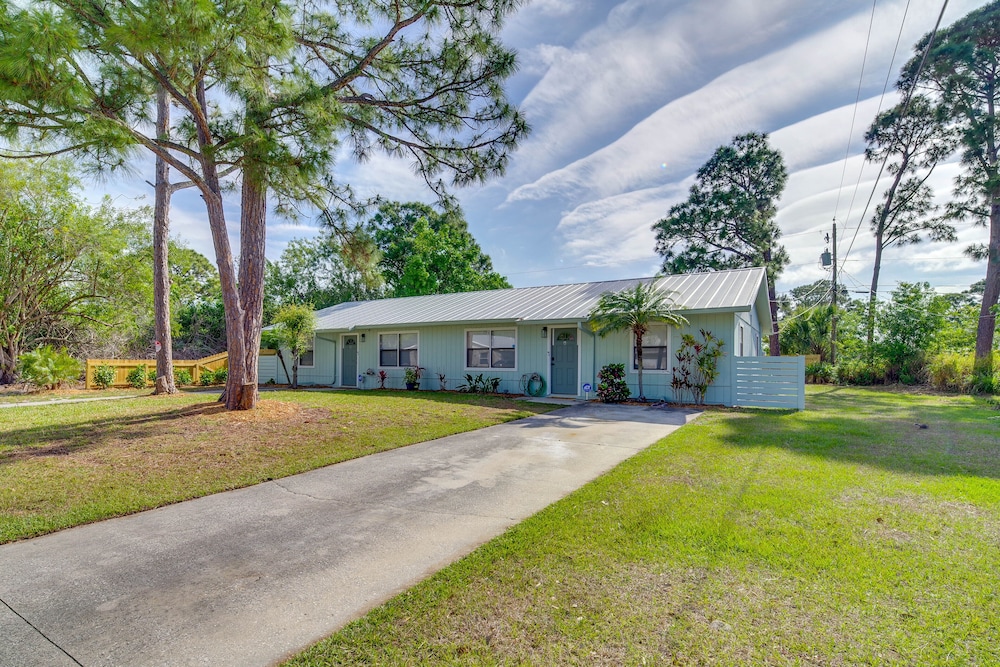 Sebastian Retreat w/ Screened Porch: 6 Mi to Beach view 2