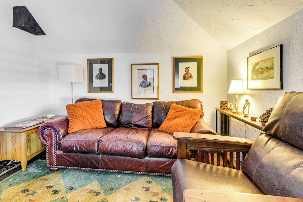 11 Mi to Sugarbush: Eclectic Ski House w/ Hot Tub!