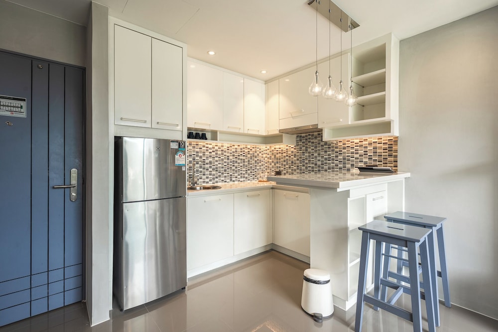 1BR Suite with Rooftop Pool C223