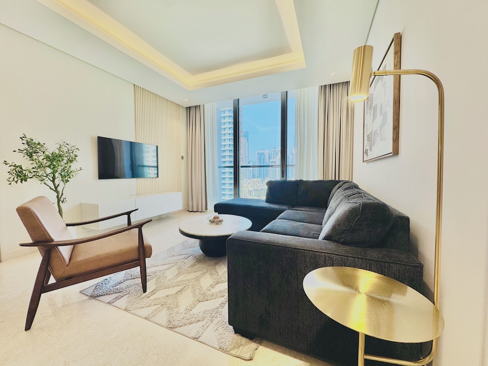 Venduras Chic 1BR Burj Views Sterling