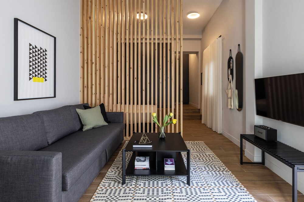 Elliot Petralona, Athens