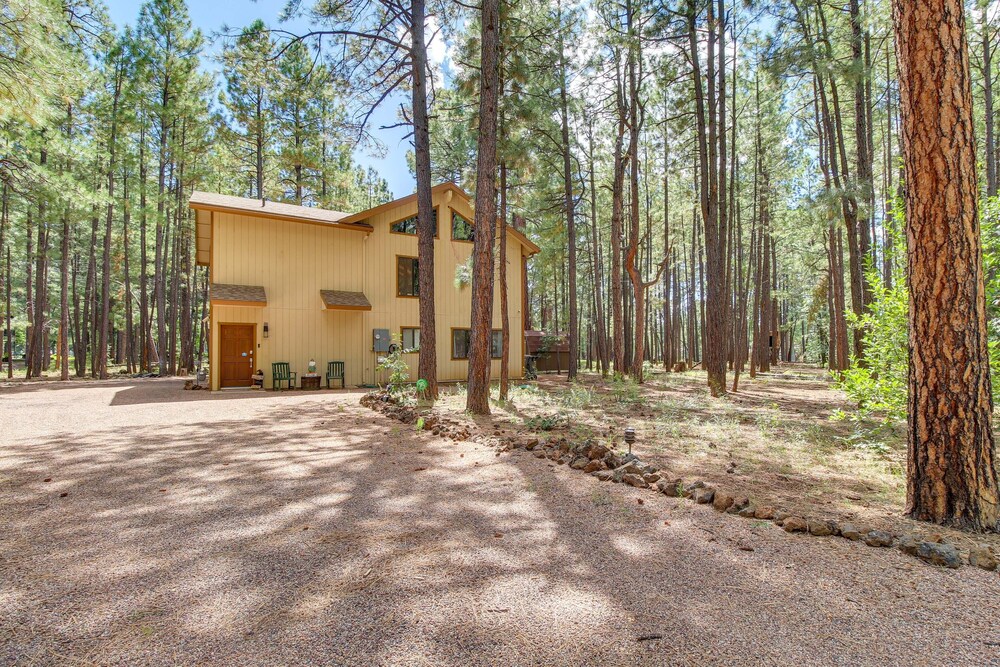 Game Room, Fire Pit, Deck: Remodeled Pinetop Cabin