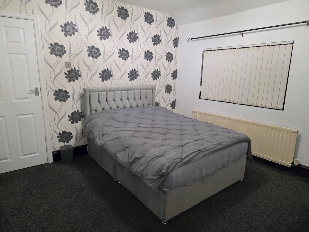 Spacious 3 Bed 2 Baths Free Wifi Central Location
