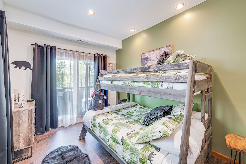 Charming Cottage: Steps to Lake Wandawega!