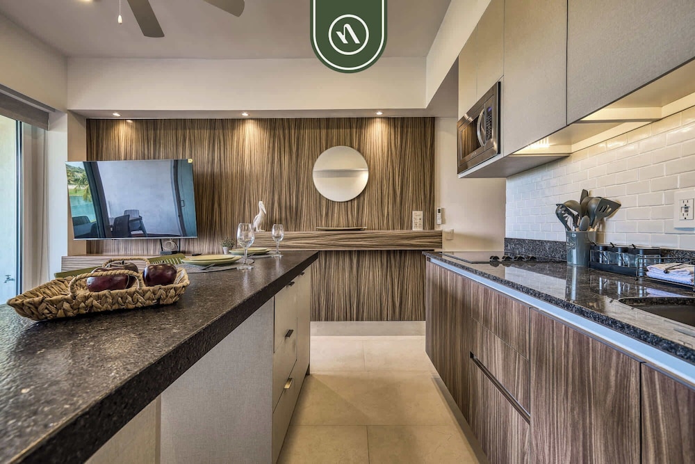 Brand New 1 BR Condo - Pool - Jacuzzi - Gym