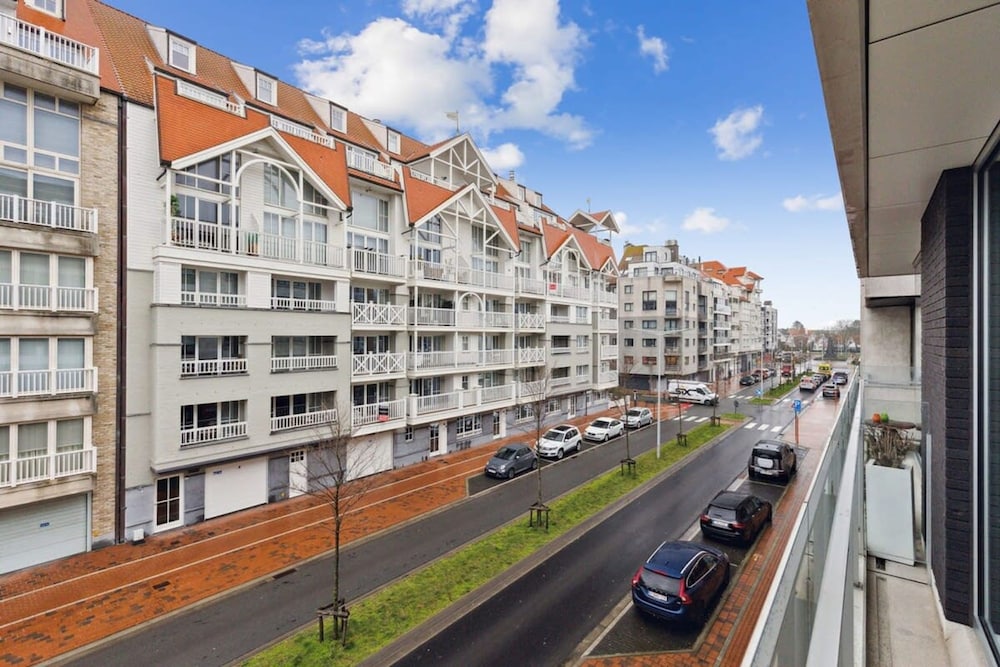 Centrally Located 2 Bedroom Apartment With Parking