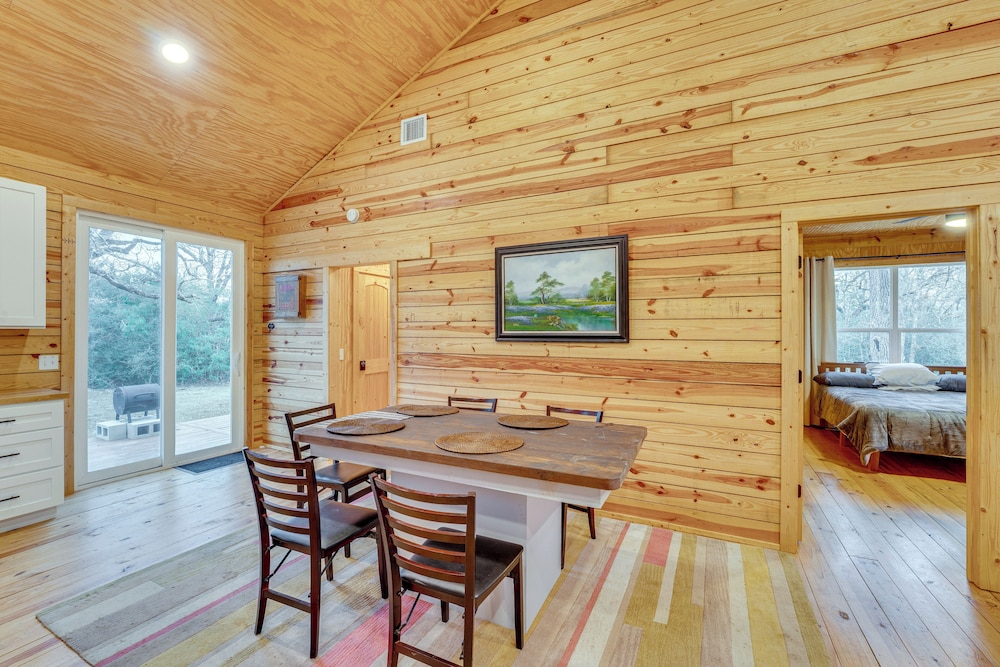 Private Deck & Forest Setting: Waelder Cabin!