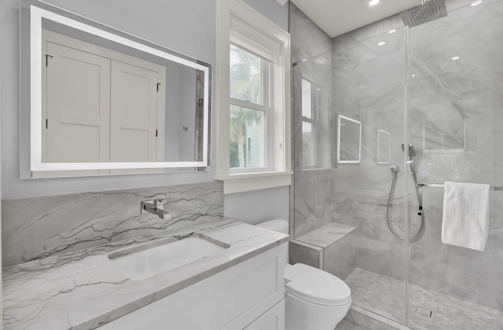 7 Beachwood East by Avantstay Steps to the Beach Ocean Views, Hot Tub, 7bdr