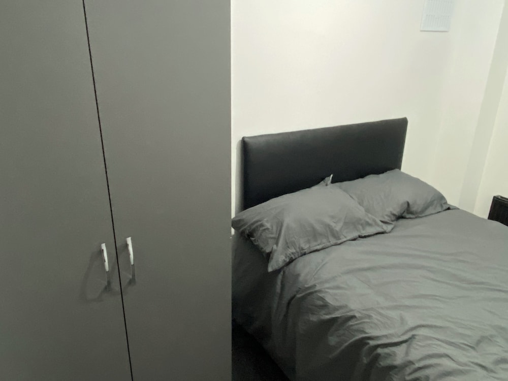 Room in Guest Room - Big Room Near Coventry City Centre view 3