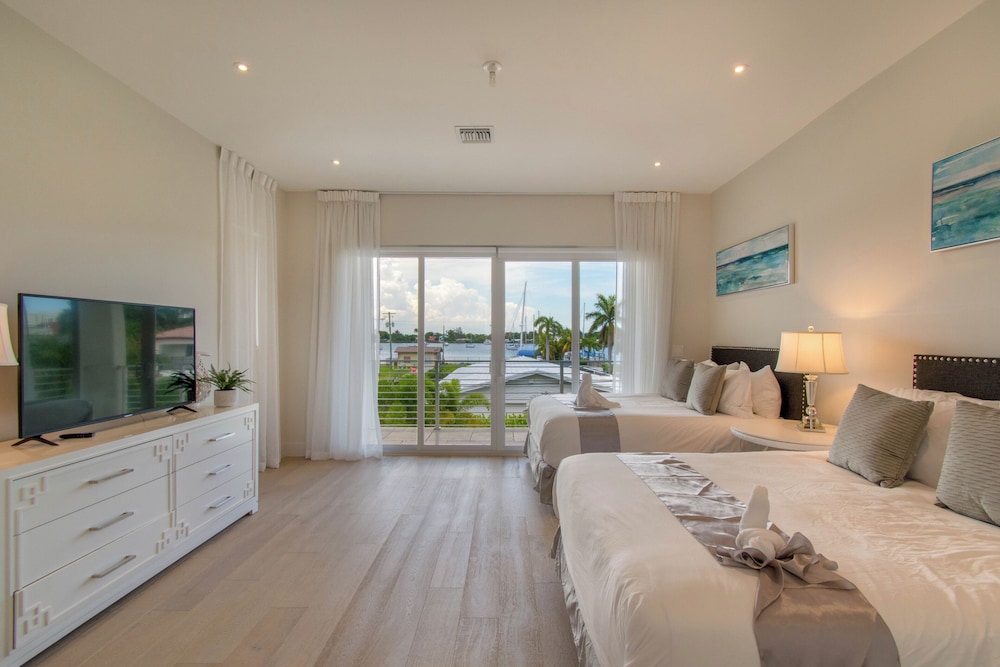 Luxurious Beach Retreat w/ Heated Pool&basketball