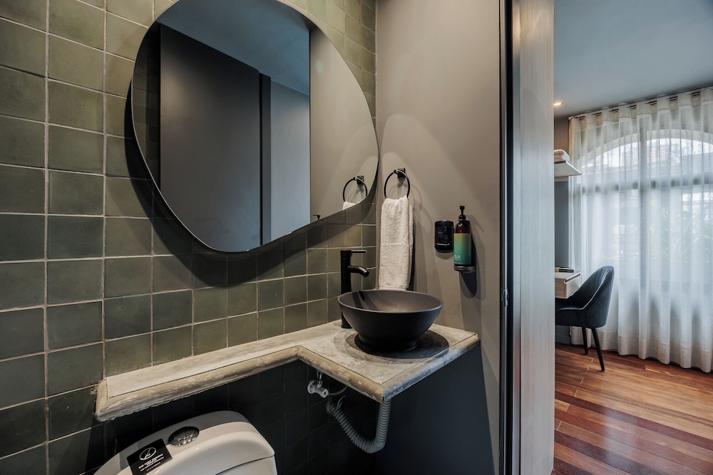 10th Street 3 Bedroom Jacuzzi & Billiard