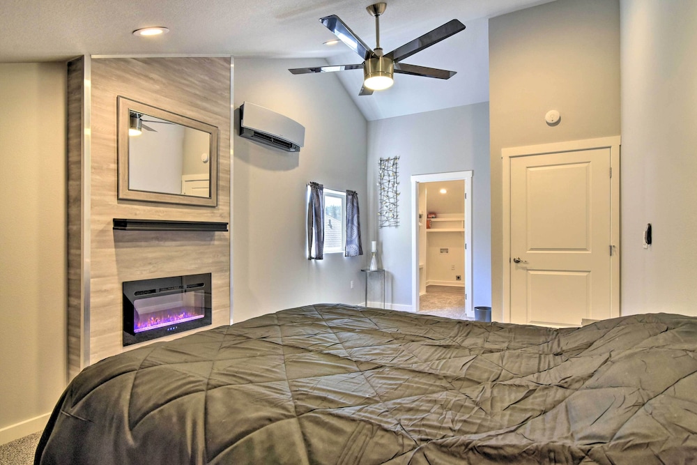 Oregon City Abode ~ 23 Mi to Dtwn Portland! view 5