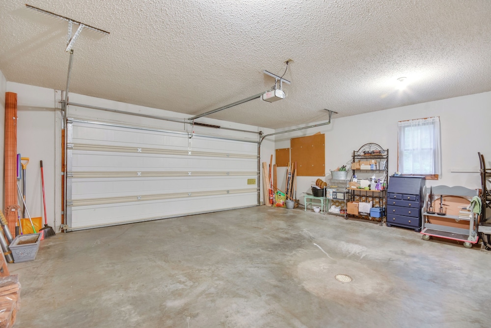 3 Mi to Dtwn Jefferson City: Family Home w/ Deck