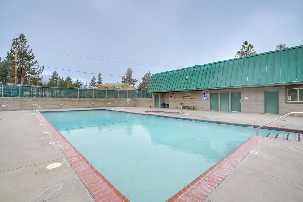 1 Mi to Stagecoach Chairlift: Stateline Condo