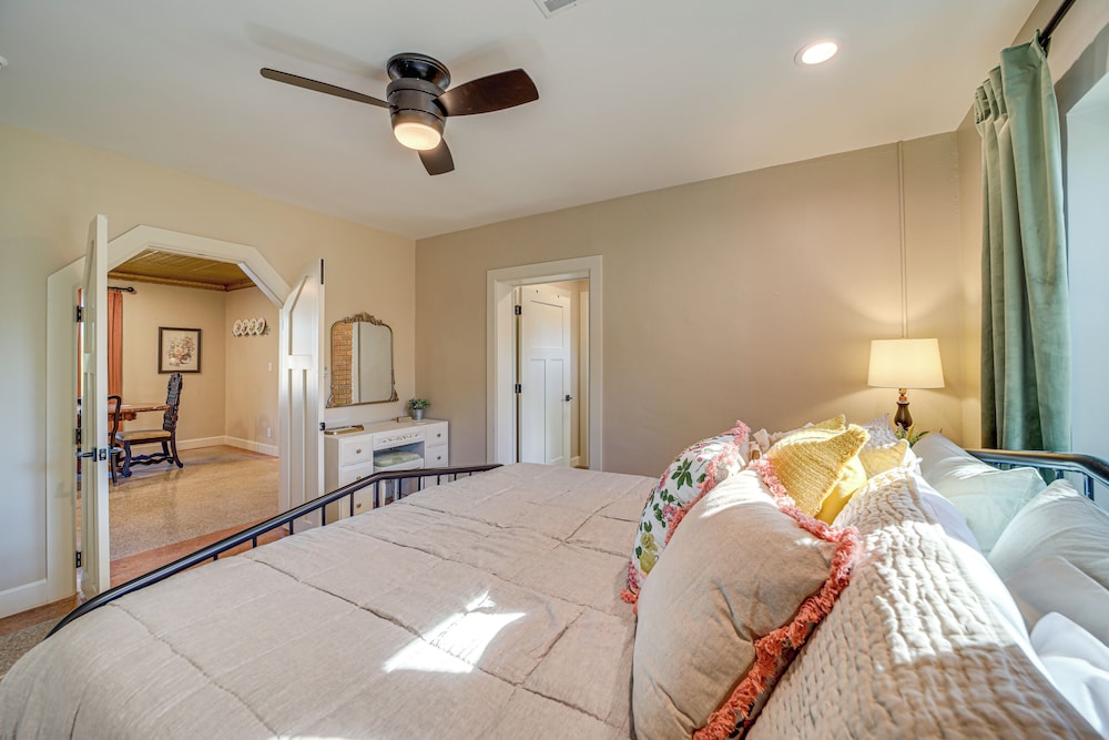 < 9 Mi to Dtwn Tulsa: Lovely Home w/ Yard & Deck!