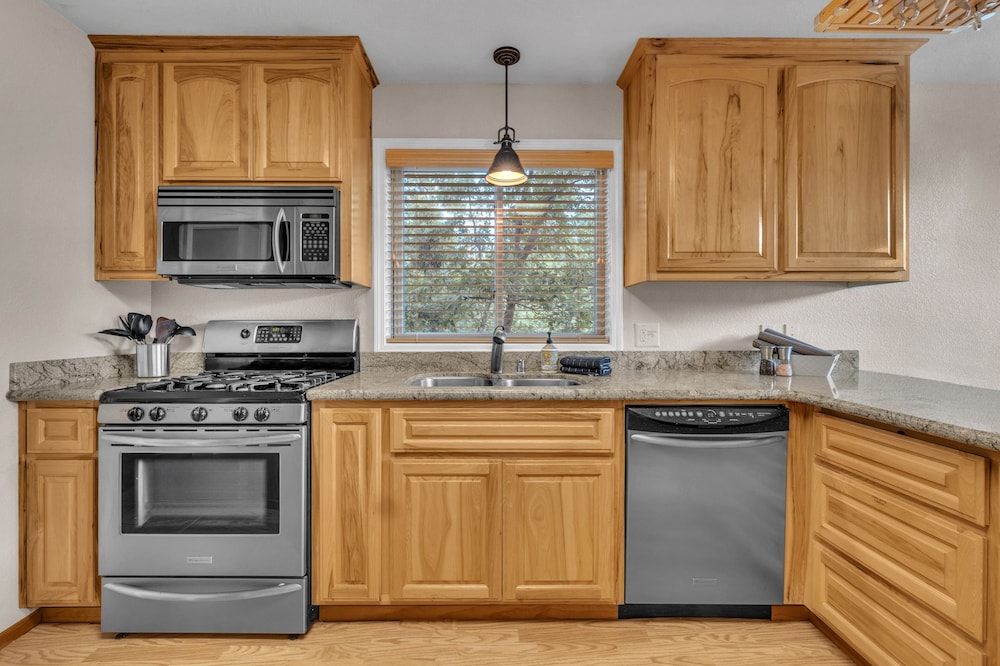 Prasad Retreat - Sunny Home W/ Deck & Air Hockey 3 Bedroom Home by Bear Valley Vacation Rentals