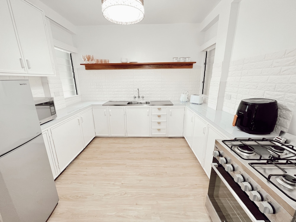 Gladstone Apartments - view 9