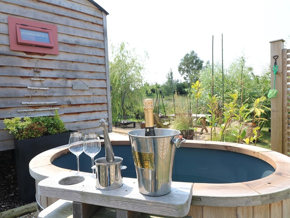 Shepherds Hut-wellnessspa-woodburner- Hottub-wifi