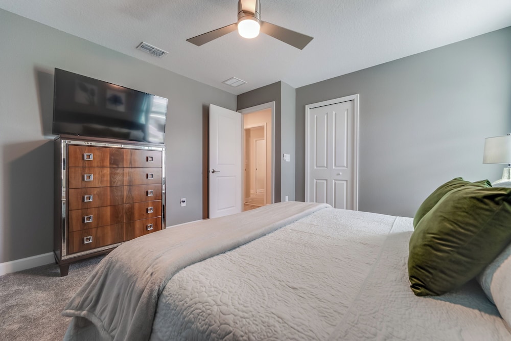 9 Bedroom Family Friendly Retreat - Private Pool