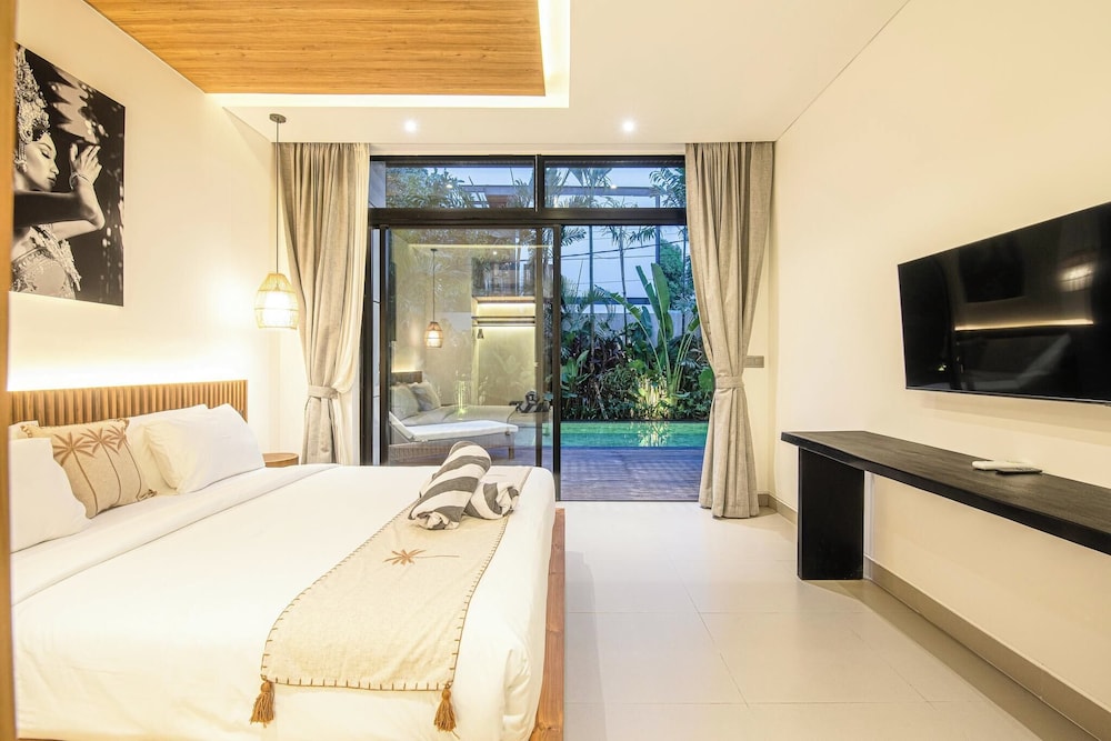 Luxury 5BR Retreat, 400m From Café Del Mar Shore