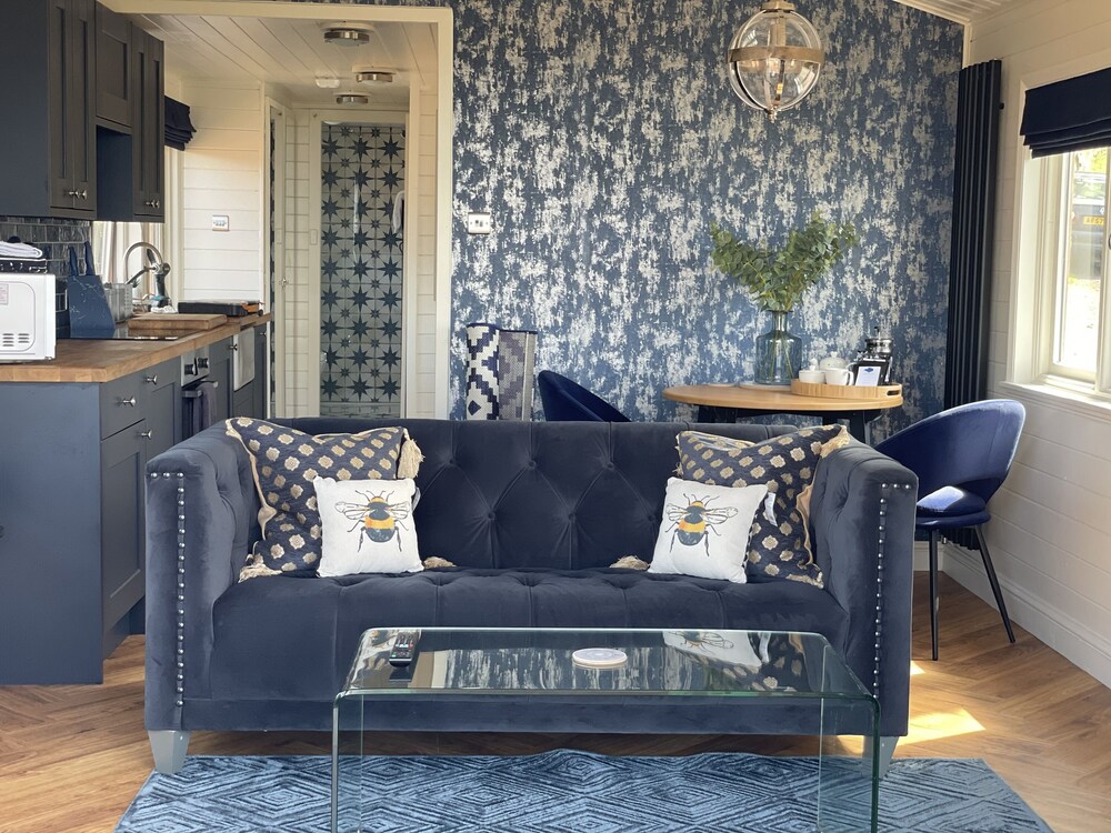 Cosy Lodge With Private Hot Tub in Tottergill Farm