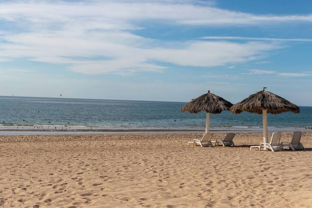 Luxury Beachfront Condo on Sandy Beach