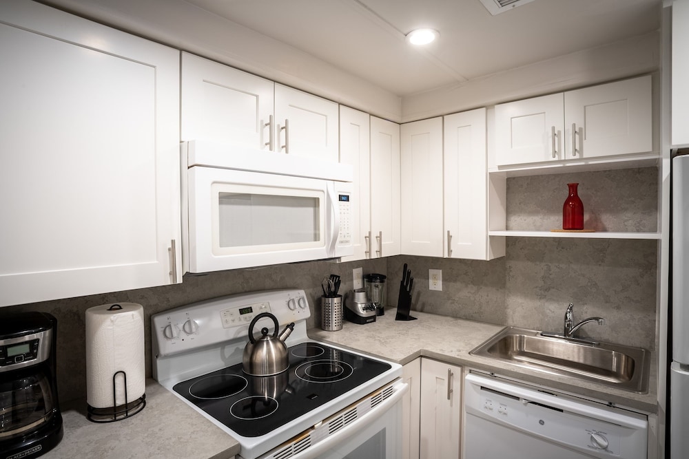 Walk to Wilton Drive - Spacious Quiet Villa 1