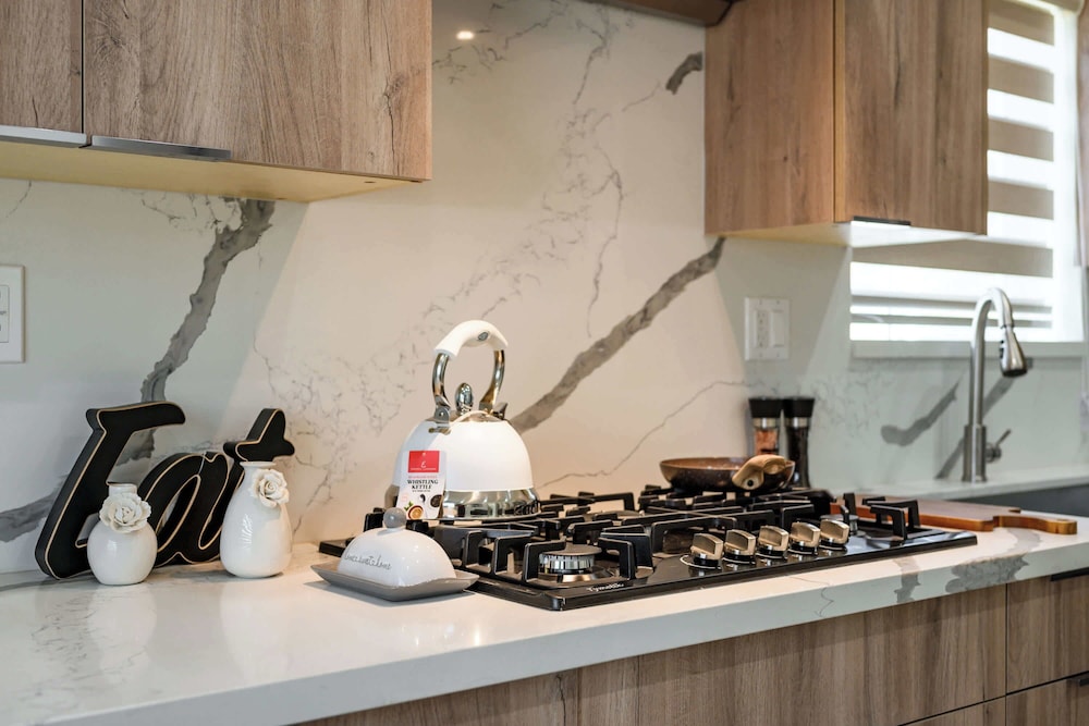 Cozy Modern Home w Full Kitchen Parking