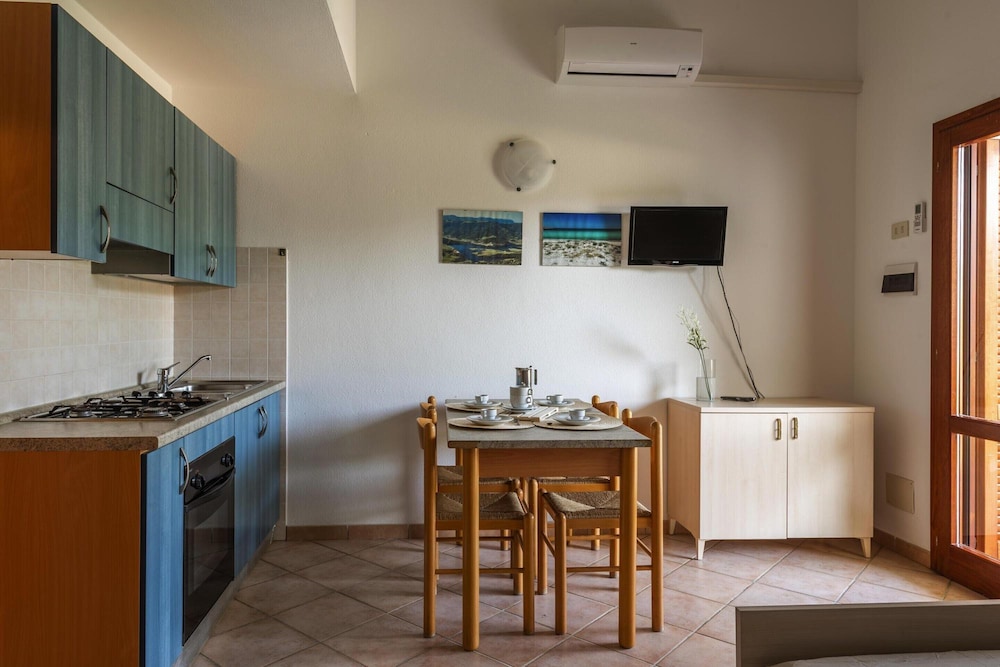 Holiday Resort, Budoni en Budoni — kitchen