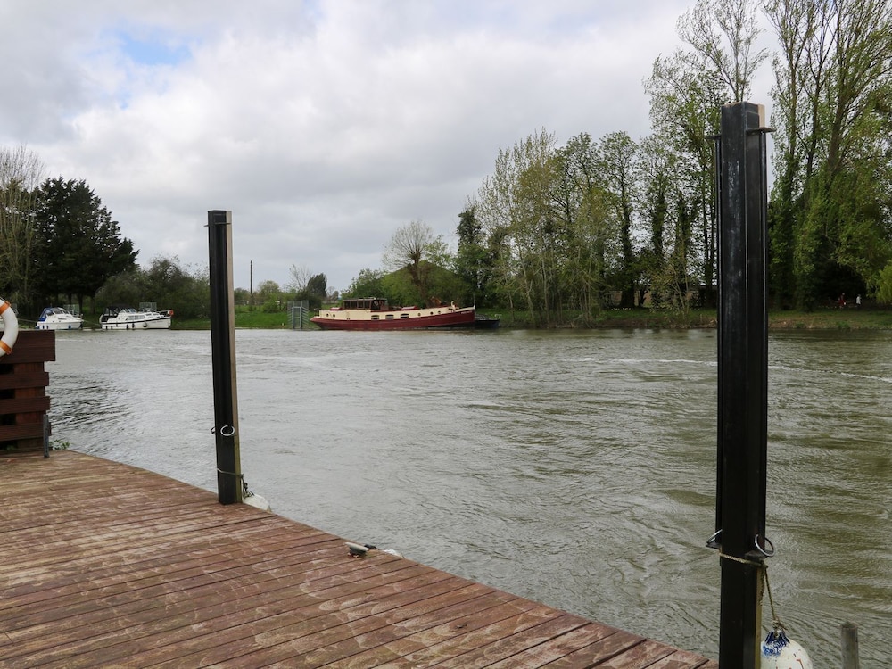 Thames Retreat