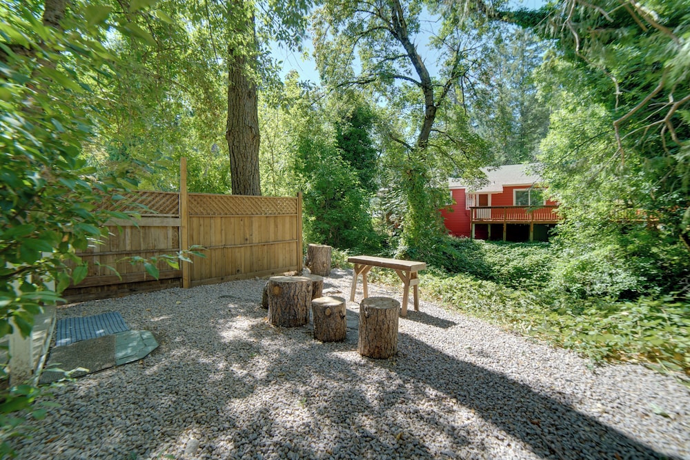 Golf & Hike: Cobb Mountain Cabin in Scenic Forest!
