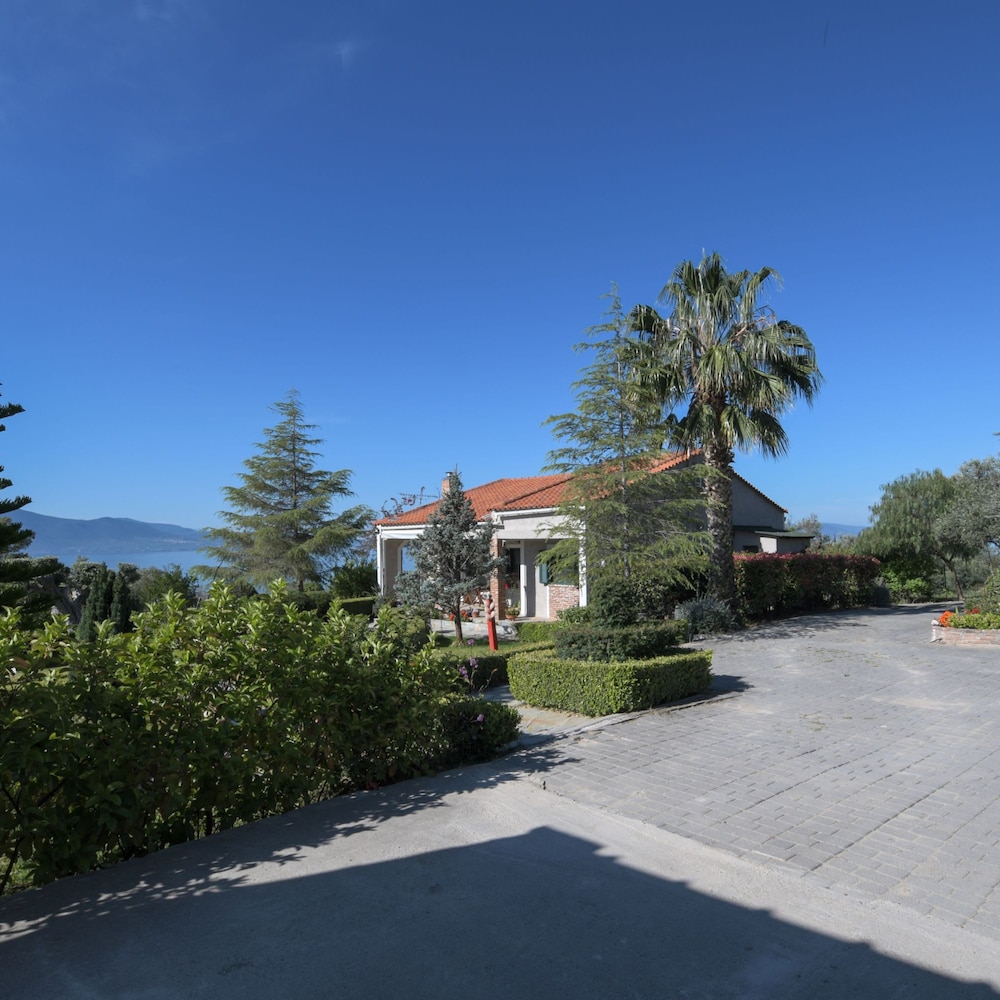 Nerotrivia Villa - Ocean Panorama and Lush Gardens