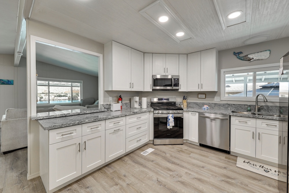 Colorado River Views: Waterfront Bullhead Home