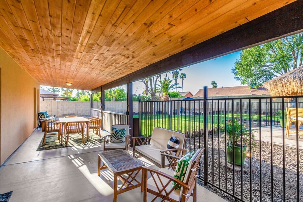 Tiki Paradise w Htd Pool Putt Grn Tiki Bar
