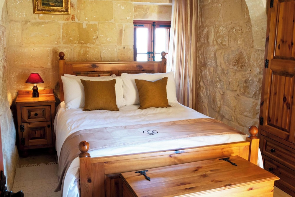 Villeleynah Amazing Gozitan Villa + Pool view 5