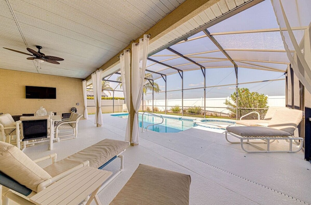 Elegant 4Br Retreat W/ Stylish Interior & Kitchen