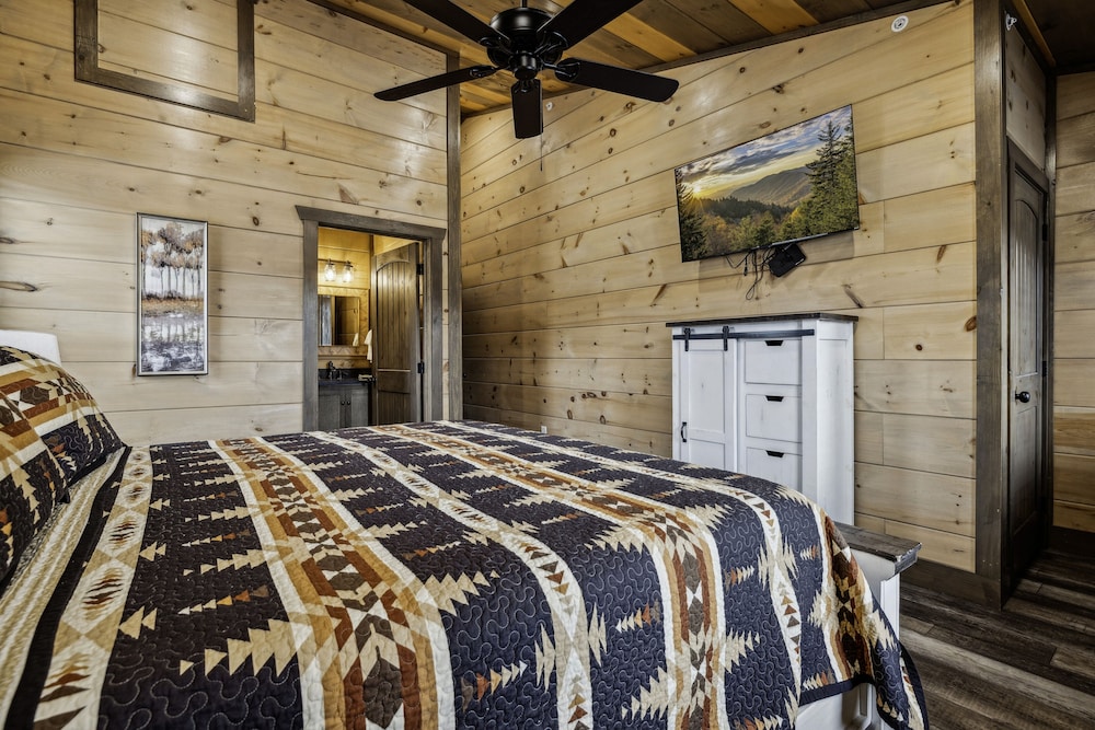 Grand Splash Lodge 6 Bedroom Cabin