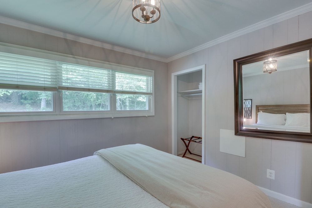 Cozy Charlottesville Getaway in Bailey's Retreat view 5