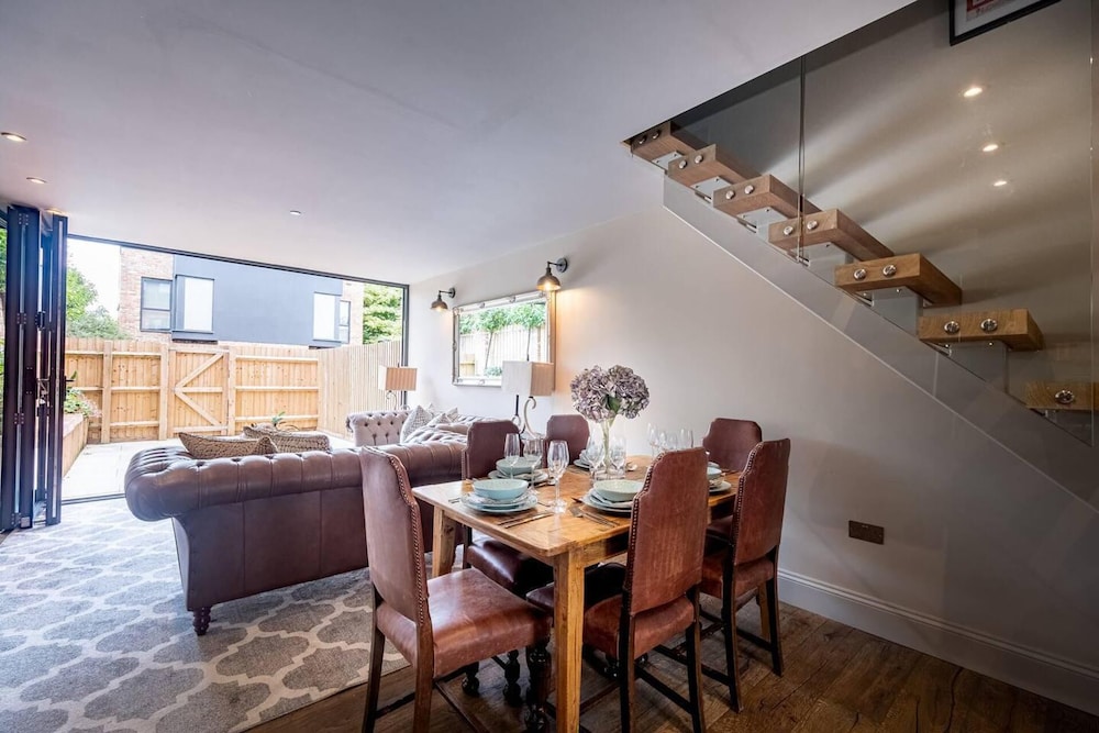 Stylish Retreat Near Germantown