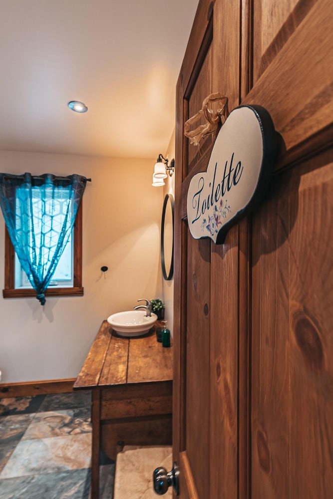 The Pika - Beautiful Mountain-top Cottage With 23 Acres of Private Land With Hiking