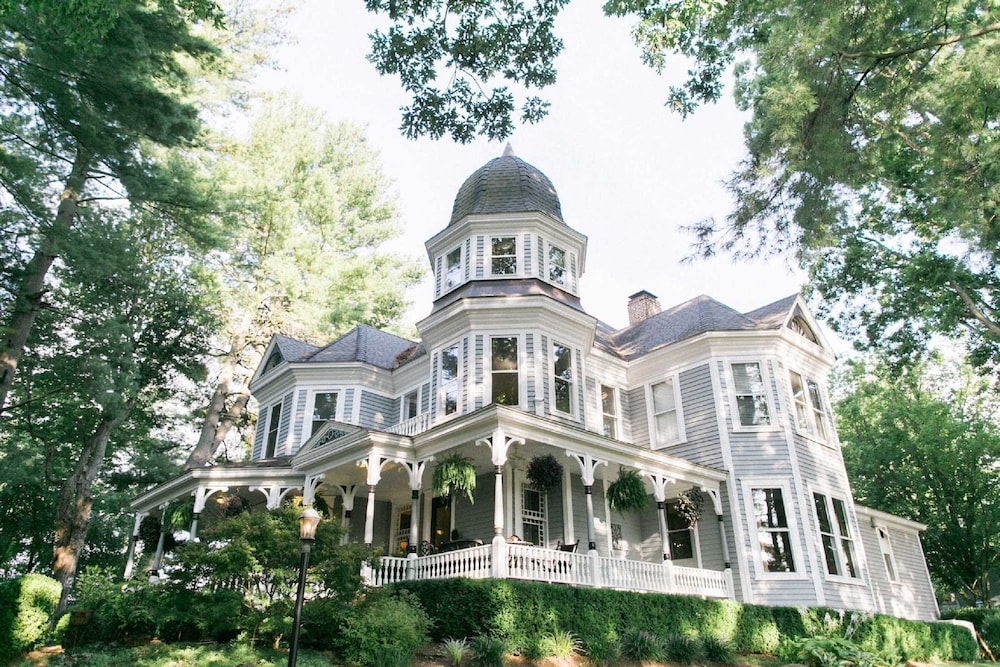 Hotel Biltmore Village Inn B&B - Image 1