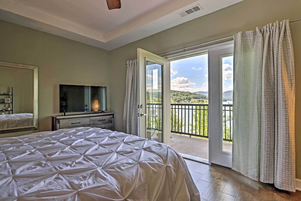Modern Family Condo With Pano Lake Views & Pool!