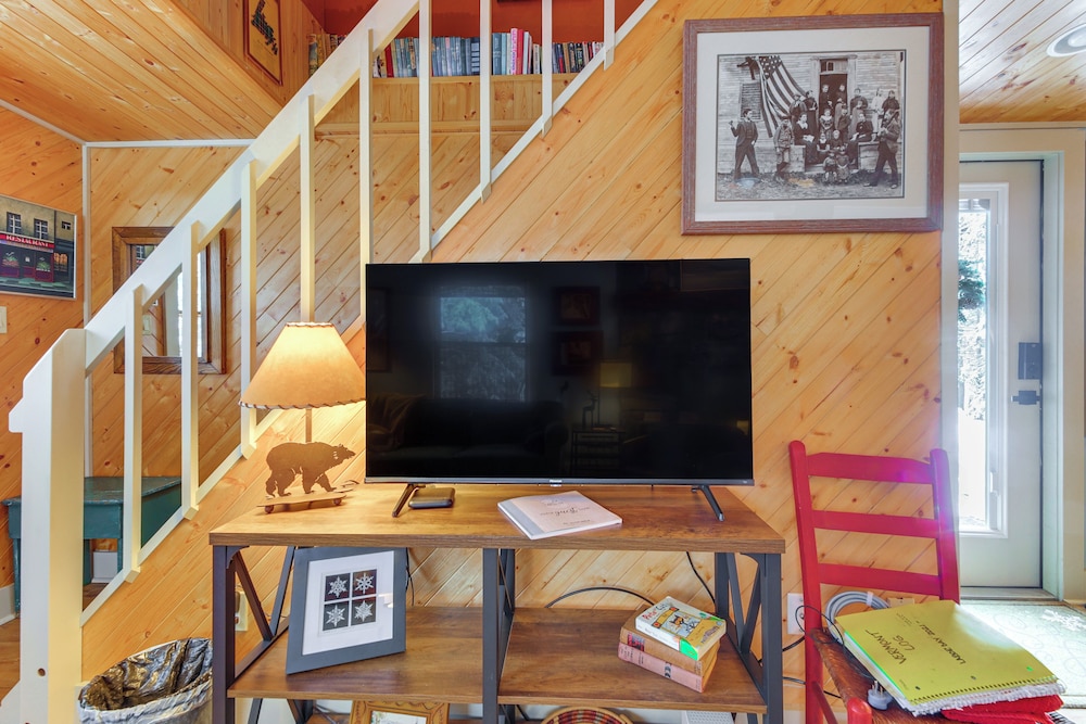 Cozy Ski Retreat! 3 Mi to Okemo Mtn Slopes