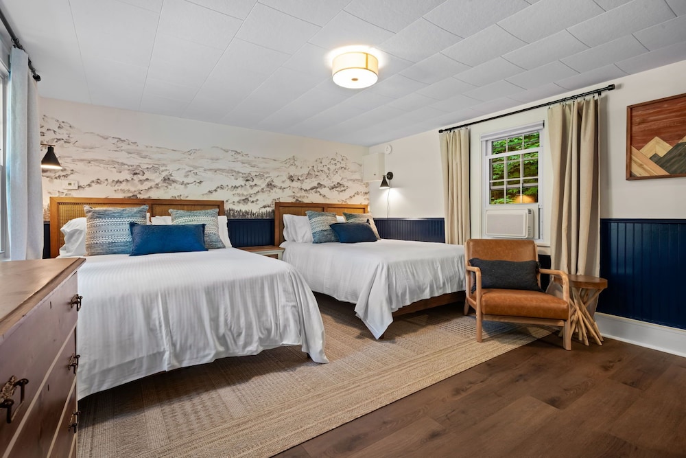 The Aurora Inn & Cottages