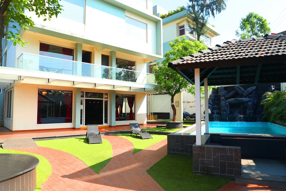 Vegas Villa by Shiloh Stays view 4