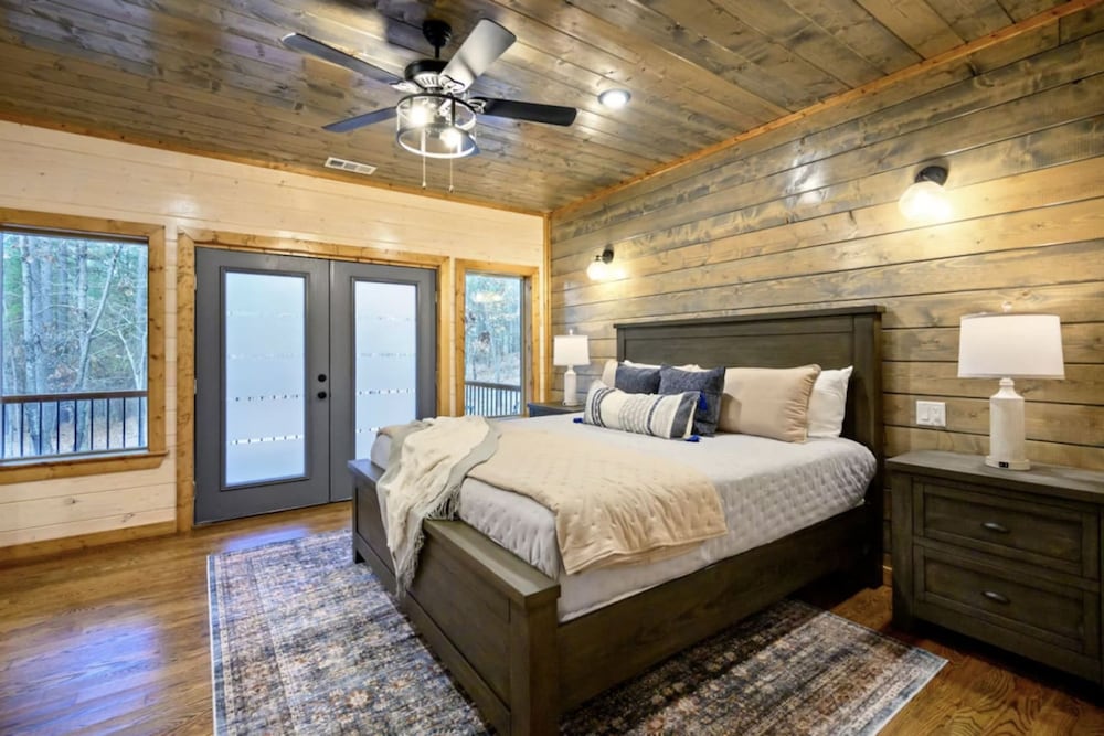 Whispering Winds Luxury Cabin in Hochatown