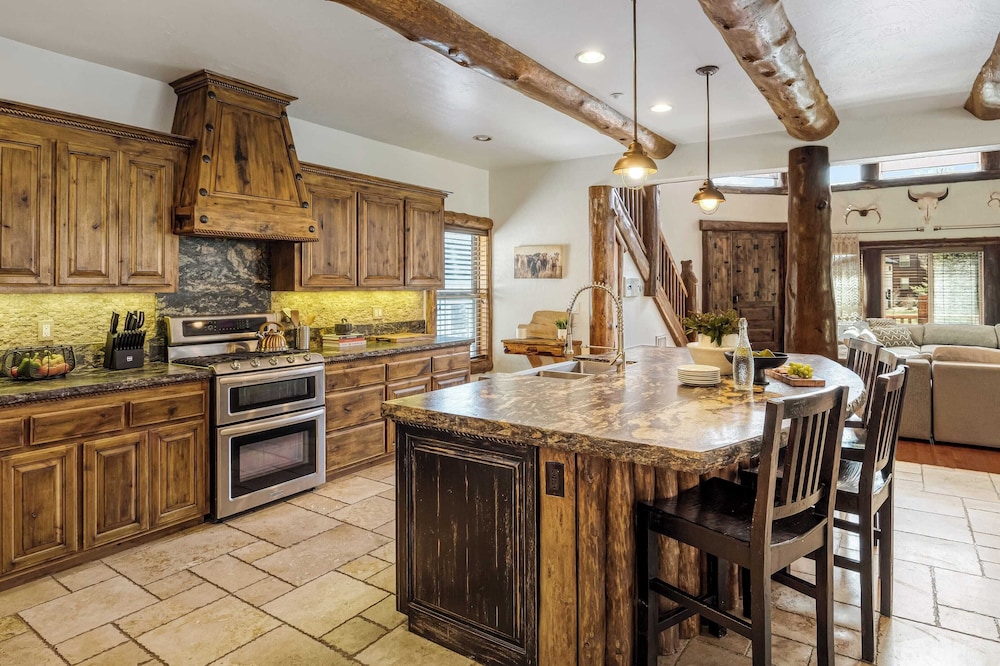 Group Cabin + Lake and Mountain View Pet-friendly, Fireplace, Games, Loft