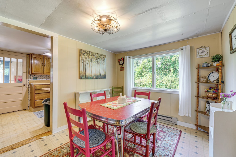 2 Mi to Hiking Trails: Cozy Fayetteville Cottage!
