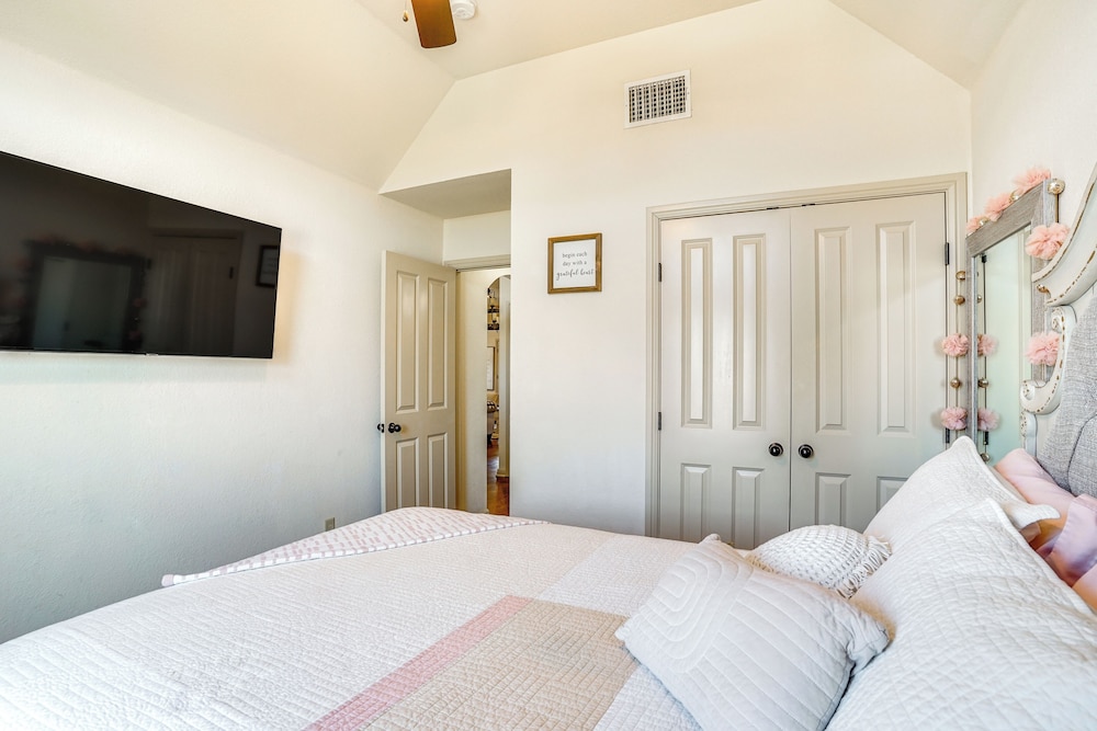 Charming Home w/ Chiminea in Weatherford!
