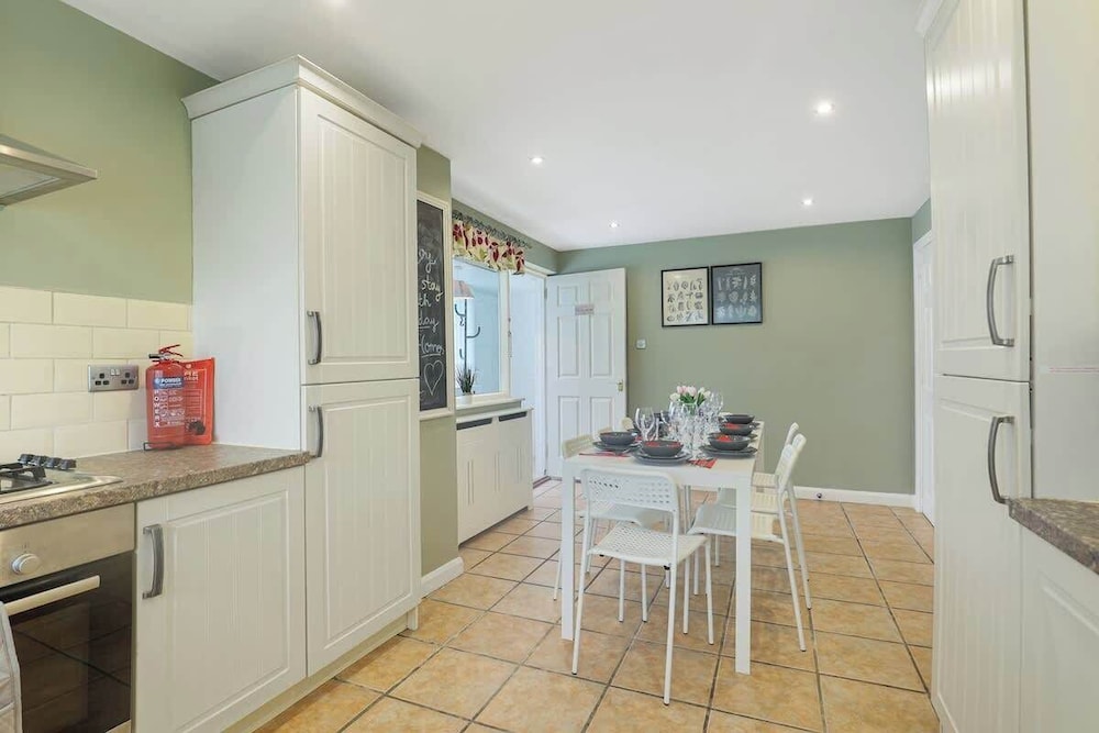 Spacious 4 Bedroom House With Parking